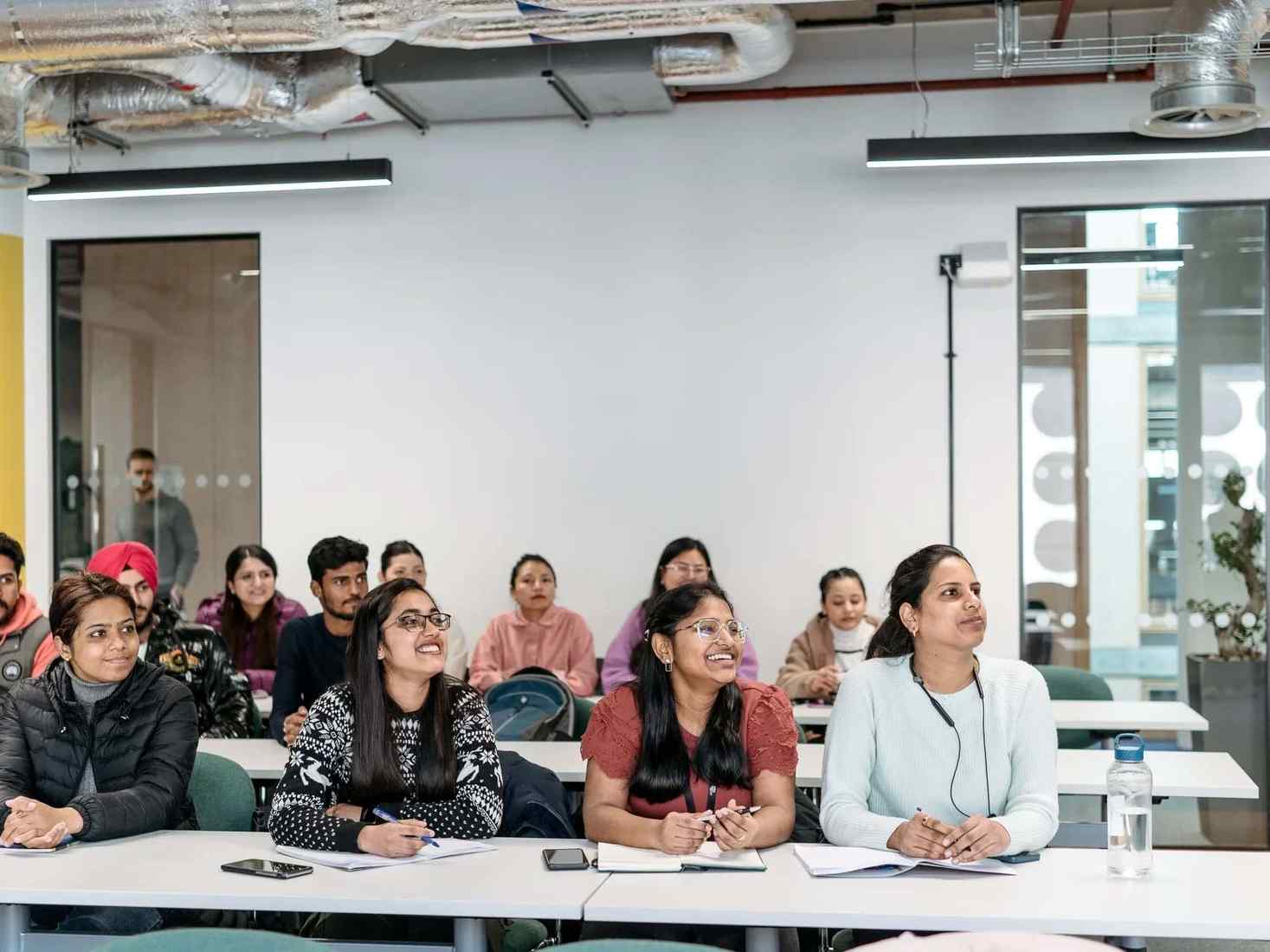 Students listening in lecture 