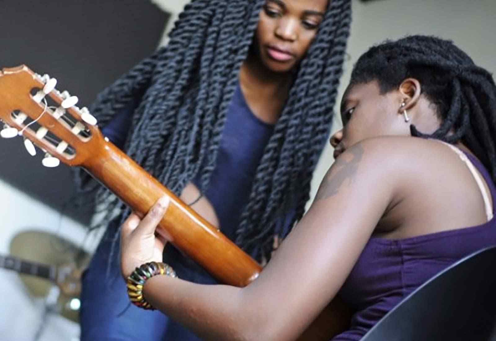 Young people playing the guitar 