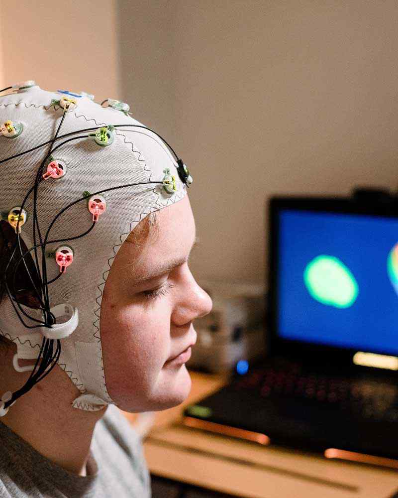 Using EEG to record brain activity 