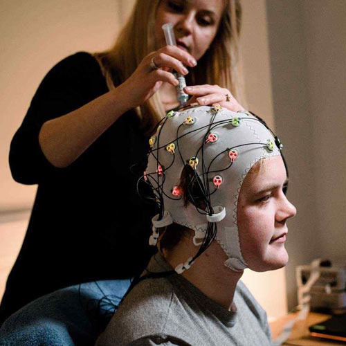 Psychology students work with specialised equipment. 